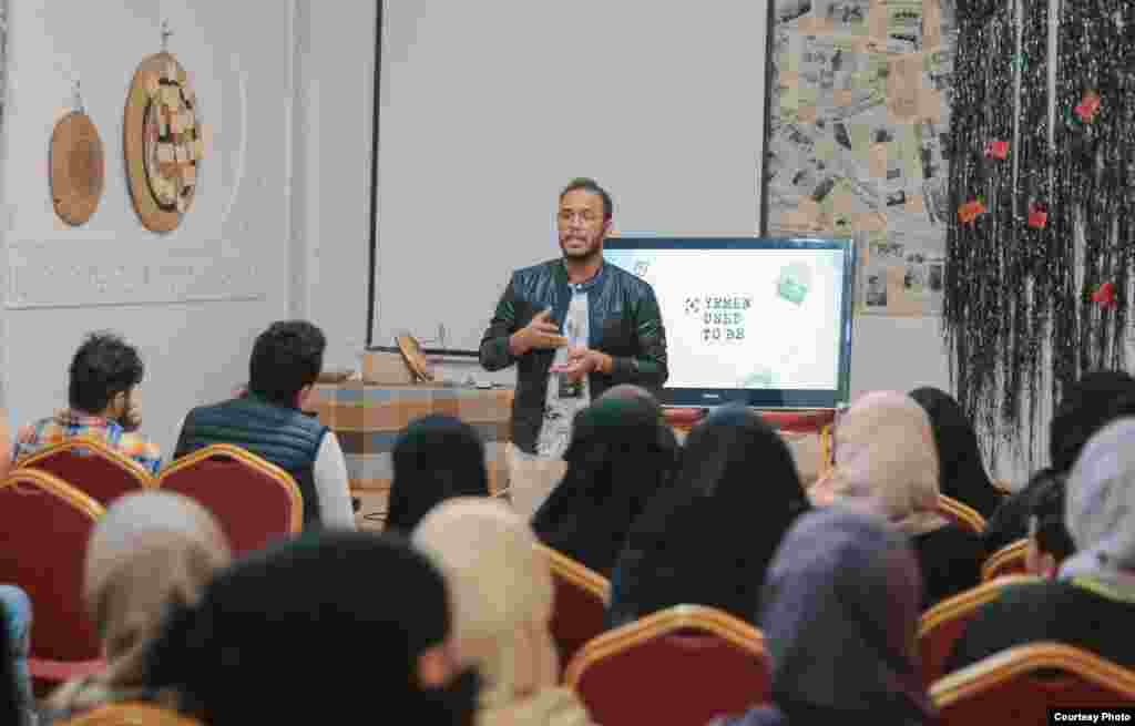 Ahmed Alhagri, the founder of Yemen Used to Be, speaks during a workshop in the Yemeni capital, Sanaa. (Photo courtesy of Waleed al-Ward)