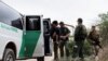 Agentes de protección de fronteras de EEUU toman datos de un grupo de migrantes venezolanos capturados en Texas, cerca de la frontera con México, el 25 de abril de 2022.