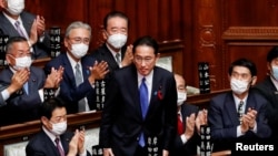 기시다 후미오(가운데) 신임 일본 총리가 4일 중의원에서 선출 직후 일어나 인사하고 있다.