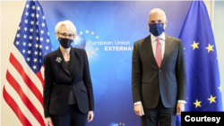 美国副国务卿谢尔曼(Wendy Sherman)(左)2021年5月26日与欧盟对外行动署秘书长萨尼诺(Stefano Sannino)会晤(照片来自美国副国务卿谢尔曼的推特网页)
