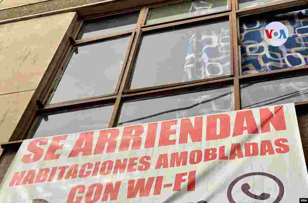 En la zona de Santa Fe, en Bogotá, es común ver letreros que promueven el alquiler por días. Gran número de migrantes optan por esta opción.