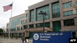 En la foto de archivo Evegnii Nessirio de Seattle, un ciudadano ruso se encuentra afuera de de un edificio del Departamento de Seguridad Nacional (DHS) y la oficina de campo del Servicio de Ciudadanía e Inmigración de los EE. UU. (USCIS), Washington, el 3 de marzo de 2020.