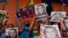 Manifestantes sostienen carteles con la imagen de Alex Saab, quien ha sido extraditado a Estados Unidos, durante una manifestación para exigir su liberación, en el barrio de Petare en Caracas, Venezuela, el lunes 4 de abril de 2022.