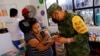 Una migrante de Guatemala, recibe una dosis de la vacuna contra el COVID-19) durante una campaña de vacunación realizada por el ejército mexicano en el albergue El Buen Samaritano en Ciudad Juárez, México.