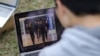 El estudiante periodista Ryan Cheng, de 18 años, mira fotos en su computadora en Hong Kong, el 27 de diciembre de 2019. Foto tomada el 27 de diciembre de 2019.