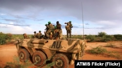 Des troupes de l'Atmis se tiennent à la périphérie de Burubow dans la région de Gedo en Somalie le 14 février.