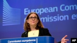 រូបឯកសារ៖ លោកស្រី​ Cecilia Malmstrom រដ្ឋ​មន្ត្រី​ពាណិជ្ជកម្ម​សហភាព​អឺរ៉ុប​ថ្លែង​ក្នុង​អំឡុងពេល​នៃ​សន្និសីទ​សារព័ត៌មាន​មួយ ​ក្រោយ​ពី​សរហដ្ឋអាមេរិក​ប្រកាស​យក​ពន្ធគយ​លើ​ដែកថែប​និង​អាលុយមីញ៉ូម នៅ​ឯ​ទីស្នាក់ការ​សហភាព​អឺរ៉ុប​ក្នុង​រដ្ឋធានី ព្រុចសែល កាល​ពី​ថ្ងៃ ​សុក្រ ទី១ ខែ មិថុនា ឆ្នាំ ២០១៨។ (AP Photo/Virginia Mayo)