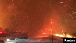 Des feux de forêt sont observés depuis une autoroute à Ojai, en Californie, aux États-Unis, le 7 décembre 2017.