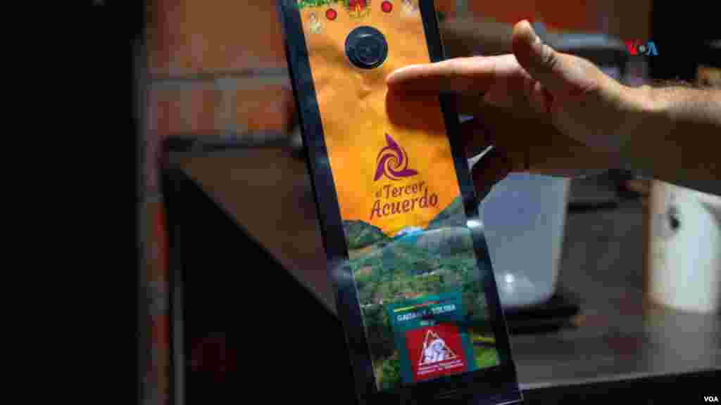 Imagen de la marca El Tercer Acuerdo, café especial cultivado en el corregimiento de Gaitania, en Planadas (Tolima), por firmantes de paz y víctimas del conflicto, el 1 de noviembre de 2024. (Foto Javier Hernández / VOA) 