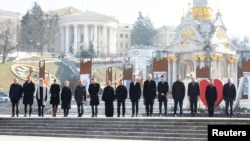 Ukrajinski predsjednik Zelenski i lideri posjećuju improvizirano spomen mjesto u Kijevu