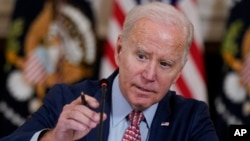 El presidente Joe Biden ajusta su micrófono durante una reunión en la Casa Blanca sobre la inteligencia artificial el martes 4 de abril de 2023. 