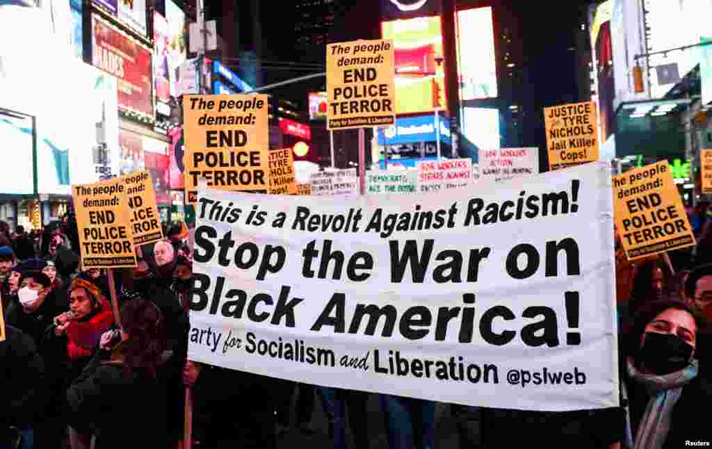 Los manifestantes llevan una pancarta en Nueva York durante una protesta el día de la publicación de un video que muestra a la policía de Memphis golpeando a Tyre Nichols, un hombre negro que murió tres días después. REUTERS/Andrew Kelly
