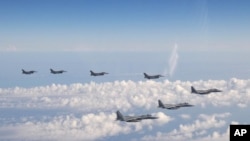 주일미군 소속 F-16 전투기 4대(위)가 일본 자위대 F-15 전투기들과 함께 지난 5월 동해(일본해) 상공을 비행하고 있다. (자료사진)