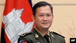 រូបឯកសារ៖ លោកឧត្តមសេនីយ៍ឯក ហ៊ុន ម៉ាណែត មេបញ្ជាការកងទ័ពជើងគោកកម្ពុជា និងជាកូនប្រុសច្បងរបស់លោកនាយករដ្ឋមន្ត្រី ហ៊ុន សែន ឈរថតរូបនៅមុនជំនួបរបស់លោកជាមួយនឹងសមភាគីជប៉ុននៅទីក្រុងតូក្យូ ប្រទេសជប៉ុន ថ្ងៃទី១៦ ខែកុម្ភៈ ឆ្នាំ២០២២។