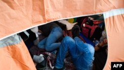 Una familia con niños vive dentro de una carpa en el refugio Movimiento Juventud 2000 con migrantes refugiados de países de América Central y del Sur, incluidos Honduras y Haití, que buscan asilo en los Estados Unidos.