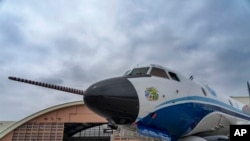 El avión cazahuracanes WP-3D Orion de la NOAA, cariñosamente bautizado con el nombre del personaje de Los Muppets "Rana René", en la pista de aterrizaje el martes 3 de mayo de 2022 en el Aeropuerto Nacional de Washington, en Arlington, Virginia. 