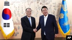 10일 취임한 윤석열 한국 대통령(오른쪽)이 중국 정부 축하사절단으로 방한한 왕치산 국가 부주석과 서울 용산 대통령실 접견실에서 만났다.