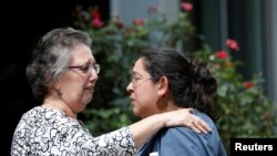 Dos mujeres reaccionan frente al Centro Cívico Ssgt Willie de Leon, donde los estudiantes habían sido transportados desde la Escuela Primaria Robb después de un tiroteo, en Uvalde, Texas, el 24 de mayo de 2022. REUTERS/Marco Bello