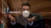 El juez Miguel Ángel Gálvez trabaja en la corte durante una audiencia por un caso de drogas, el 11 de mayo de 2022, en Ciudad de Guatemala.
