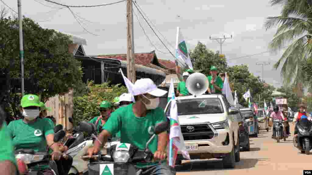 គណបក្សប្រជាធិបតេយ្យមូលដ្ឋាន ចាប់ផ្តើមហែក្បួនឃោសនាការបោះឆ្នោតថ្ងៃដំបូងនៅសង្កាត់កោះដាច់ ខណ្ឌជ្រោយចង្វារ នៅរាជធានីភ្នំពេញ ថ្ងៃទី២១ ខែឧសភា ឆ្នាំ២០២២។ (លាស់ លីបលីប/វីអូអេ)