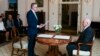 Gubernur Jenderal Australia David Hurley, kanan, melantik Anthony Albanese sebagai Perdana Menteri baru Australia, Senin, 23 Mei 2022, di Canberra. (Lukas Coch/AAP via AP)