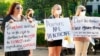 Sejumlah perempuan memegang poster berisi dukungan terhadap aborsi ketika melakukan aksi protes di depan Gedung Mississippi Capitol in Jackson, Mississippi, pada 6 Mei 2022. (Foto: AP/Rogelio V. Solis)