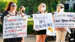 Sejumlah perempuan memegang poster berisi dukungan terhadap aborsi ketika melakukan aksi protes di depan Gedung Mississippi Capitol in Jackson, Mississippi, pada 6 Mei 2022. (Foto: AP/Rogelio V. Solis)