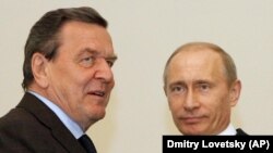 Bivši nemački kancelar Gerhard Šreder i ruski predsednik Vladimir Putin, 2009.