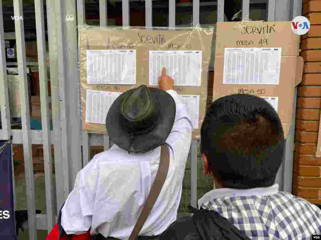 Desde tempranas horas acudieron los colombianos a centros de votación para ejercer su derecho al voto. 