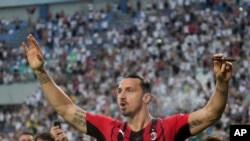 Zlatan Ibrahimovic del Milán sostiene un tabaco mientras celebra después de ganar el título de la Serie A italiana al final de un partido contra Sassuolo, en el estadio Citta del Tricolore, en Reggio Emilia, Italia, el domingo 22 de mayo de 2022.