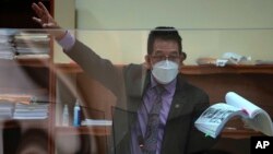 El juez Miguel Ángel Gálvez argumenta en la corte durante una audiencia por un caso de drogas en la Ciudad de Guatemala, el 11 de mayo de 2022.