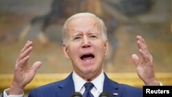 El presidente Joe Biden hace una declaración sobre el tiroteo en la escuela en Uvalde, Texas, poco después de regresar a Washington de su viaje a Corea del Sur y Japón, en la Casa Blanca en Washington, el 24 de mayo de 2022. REUTERS/Kevin Lamarque
