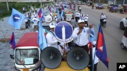 រូបឯកសារ៖ អ្នក​គាំទ្រ​​គណបក្ស​ភ្លើង​ទៀន ដង្ហែ​ក្បួន​​​កាល​ពី​ថ្ងៃ​ទី​២១ ខែ​ឧសភា ឆ្នាំ​២០២២ អំឡុង​​ថ្ងៃ​ដំបូង​​នៃ​យុទ្ធនាការ​ឃោសនា​បោះឆ្នោត​​សម្រាប់​ការ​បោះឆ្នោត​ឃុំសង្កាត់ឆ្នាំ ២០២២។ 