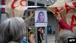 Mujeres colocan una fotografía de la periodista chilena Francisca Sandoval afuera del Hospital de Urgencias y Asistencia Pública (HUAP), tras conocerse su muerte en Santiago de Chile, el 12 de mayo de 2022.