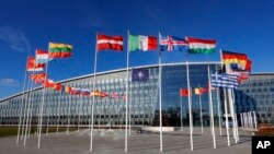 Zastave ispred sedišta NATO-a u Briselu