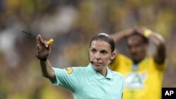 La árbitra Stephanie Frappart da indicaciones durante el partido de fútbol de la final de la Copa de Francia entre Niza y Nantes en el estadio Stade de France, en Saint Denis, al norte de París, el sábado 7 de mayo de 2022. (Foto AP/Christophe Ena)