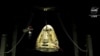En esta imagen hecha a partir de un video proporcionado por la NASA, la cápsula espacial SpaceX Dragon sale del agua después de caer en el Golfo de México la madrugada del viernes 6 de mayo de 2022. (NASA vía AP)