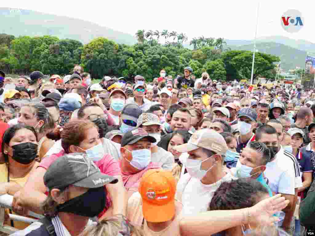 Una tensa situación se vivió en el puente internacional Simón Bolívar debido al cierre de la frontera este domingo. 