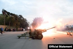 Pripadnici Vojske Srbije ispaljuju počasne plotune iz artiljerijskog oruđa, u sklopu proslave Dana primirja u Prvom svetskom ratu, na Kalemegdanu, u Beogradu, 10. novembra 2022. (Foto: Sajt Ministarastva odbrane Srbije)