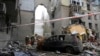 Rescatistas del Servicio de Emergencia de Ucrania trabajan en la escena de un edificio dañado por bombardeos nocturnos en Mykolaiv, Ucrania, el 11 de noviembre de 2022.