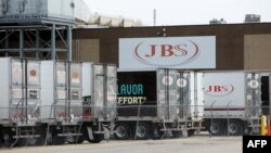 "JBS" go'shtni qayta ishlash korxonalarida tungi smenada bolalar tozalash ishlariga jalb qilingani ma'lum.