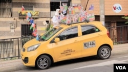 Para hacer reír a sus usuarios y a cuantas personas se cruce por las calles de Medellín, cuenta Uriel decidió armar un traje árabe con el que se paseará hasta el 18 diciembre, día en el que cambiará de nuevo la temática de su auto. [Foto: Federico Buelvas]