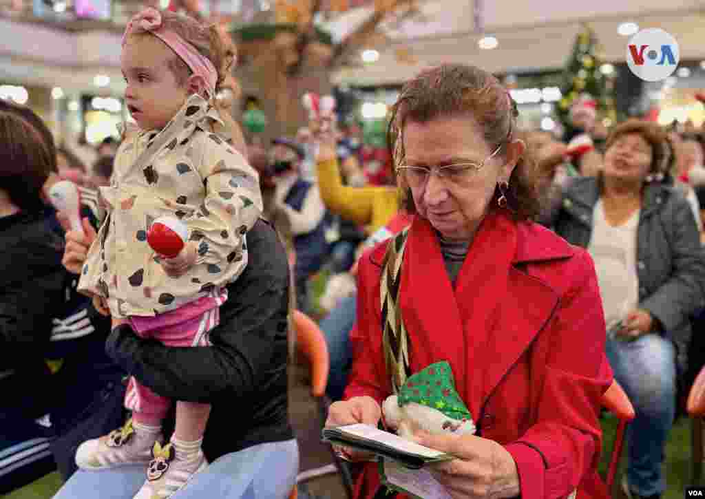 Durante nueve días, se leen oraciones alusivas a la Virgen, San José y el Niño Jesús, así como una consideración diaria que cuenta los meses previos al nacimiento del niño y su llegada a Belén. [Foto: Karen Sánchez, VOA]