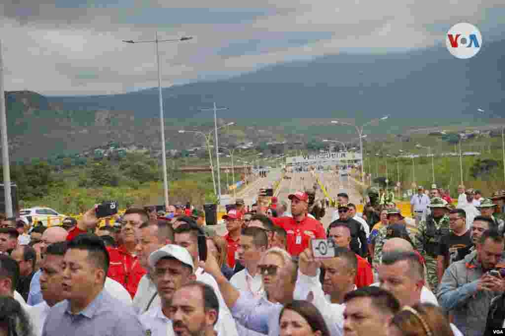 Medios nacionales, internacionales y comitivas de Colombia y Venezuela hicieron presencia durante el acto inaugural. 