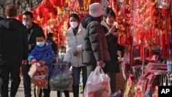 北京市民在選購中國春節的年貨。（2023年1月7日）