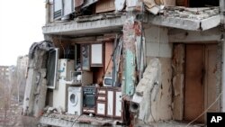 Vista de un edificio de apartamentos dañado durante intensos combates en Mariupol, en la región de Donetsk controlada por Rusia, en el este de Ucrania, el 5 de enero de 2023.