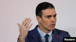 El presidente del gobierno español, Pedro Sánchez, hace un gesto mientras pronuncia su discurso durante la presentación de la planta de hidrógeno verde en Cepsa Energy Park en San Roque, cerca de Algeciras, sur de España, el 1 de diciembre de 2022.