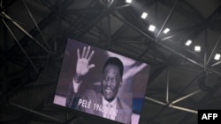 Una fotografía de la leyenda del fútbol brasileño Pelé se muestra en una pantalla gigante en el estadio Velódromo de Marsella, el 29 de diciembre de 2022.