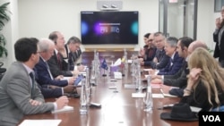 El presidente de Ecuador, Guillermo Lasso, encabeza reunión con directorio del Banco Mundial en Washington este 20 de diciembre.
