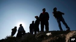 Migrantes se paran cerca de la frontera entre Estados Unidos y México en Ciudad Juárez, México, el 19 de diciembre de 2022.